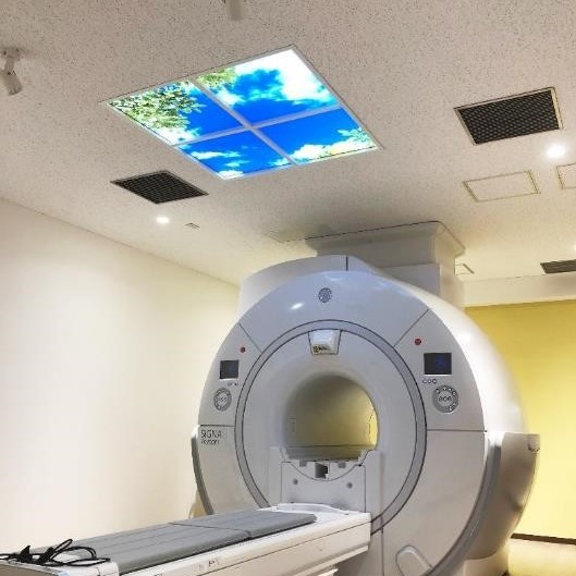 MRI検査時の患者の不安緩和を目指す天井照明「Fabright Healthcare」が神経外科病院MRI室に採用されました。
